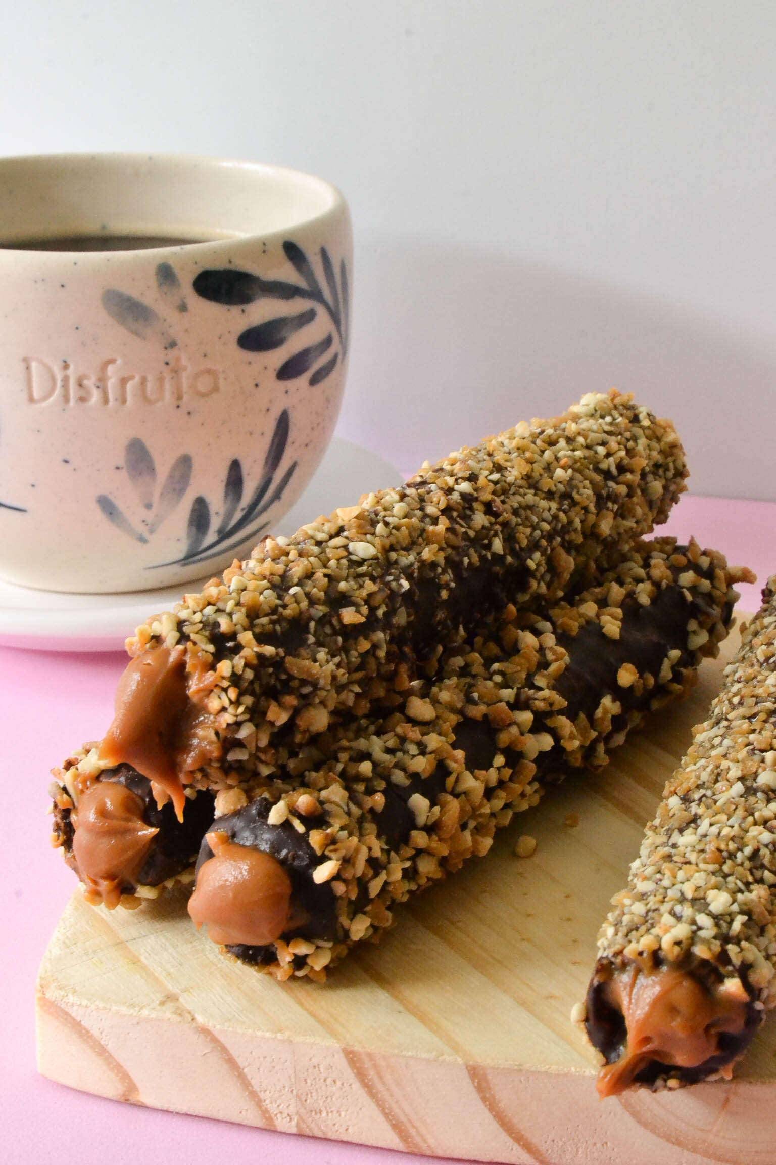 Cubanitos bañados negros con almendras