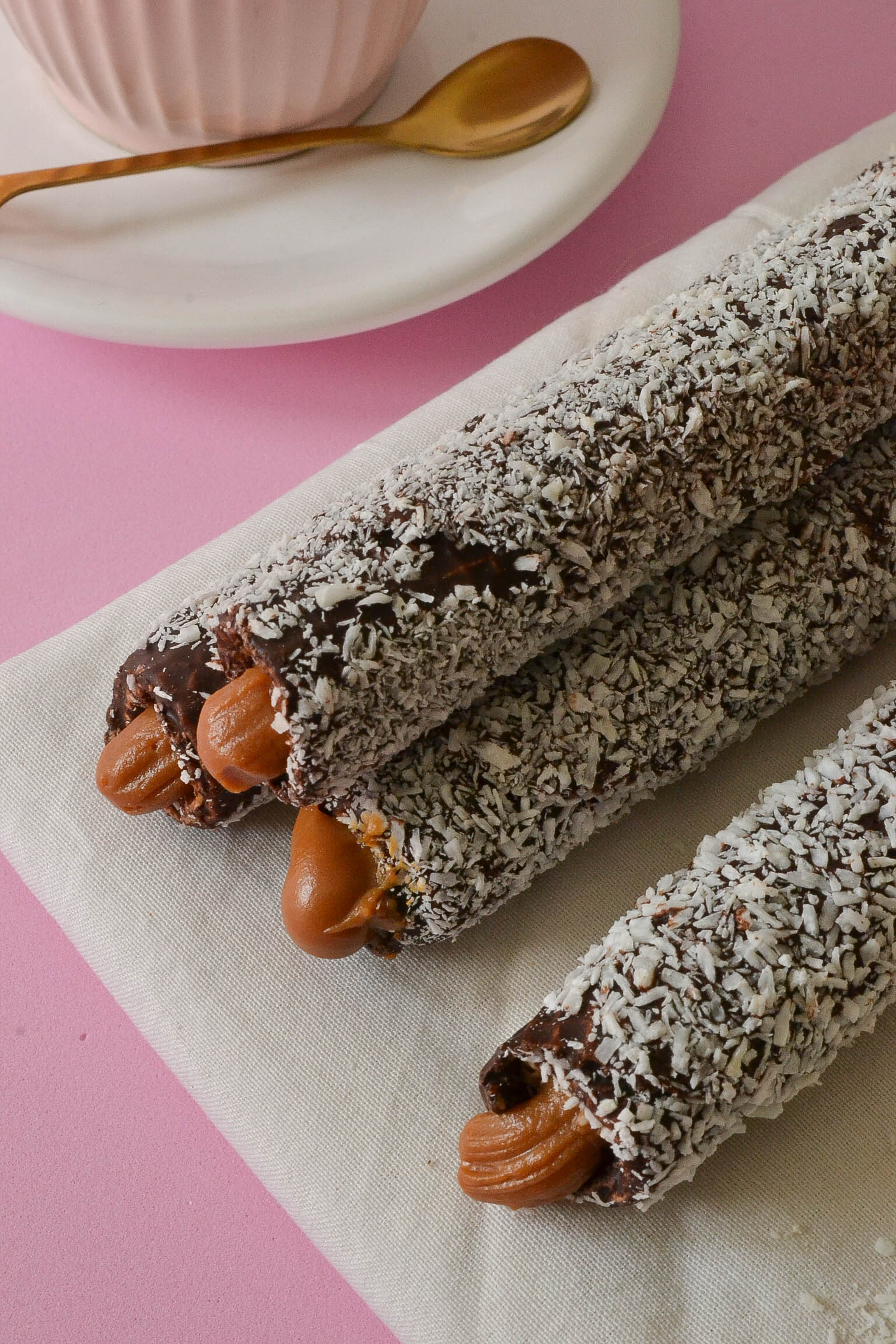 Cubanitos bañados negros con coco